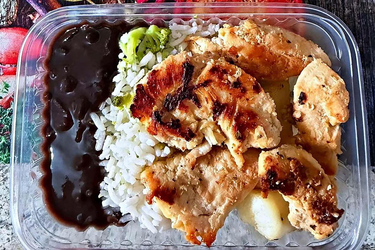 Frango grelhado ao limão com arroz, feijão e aipim